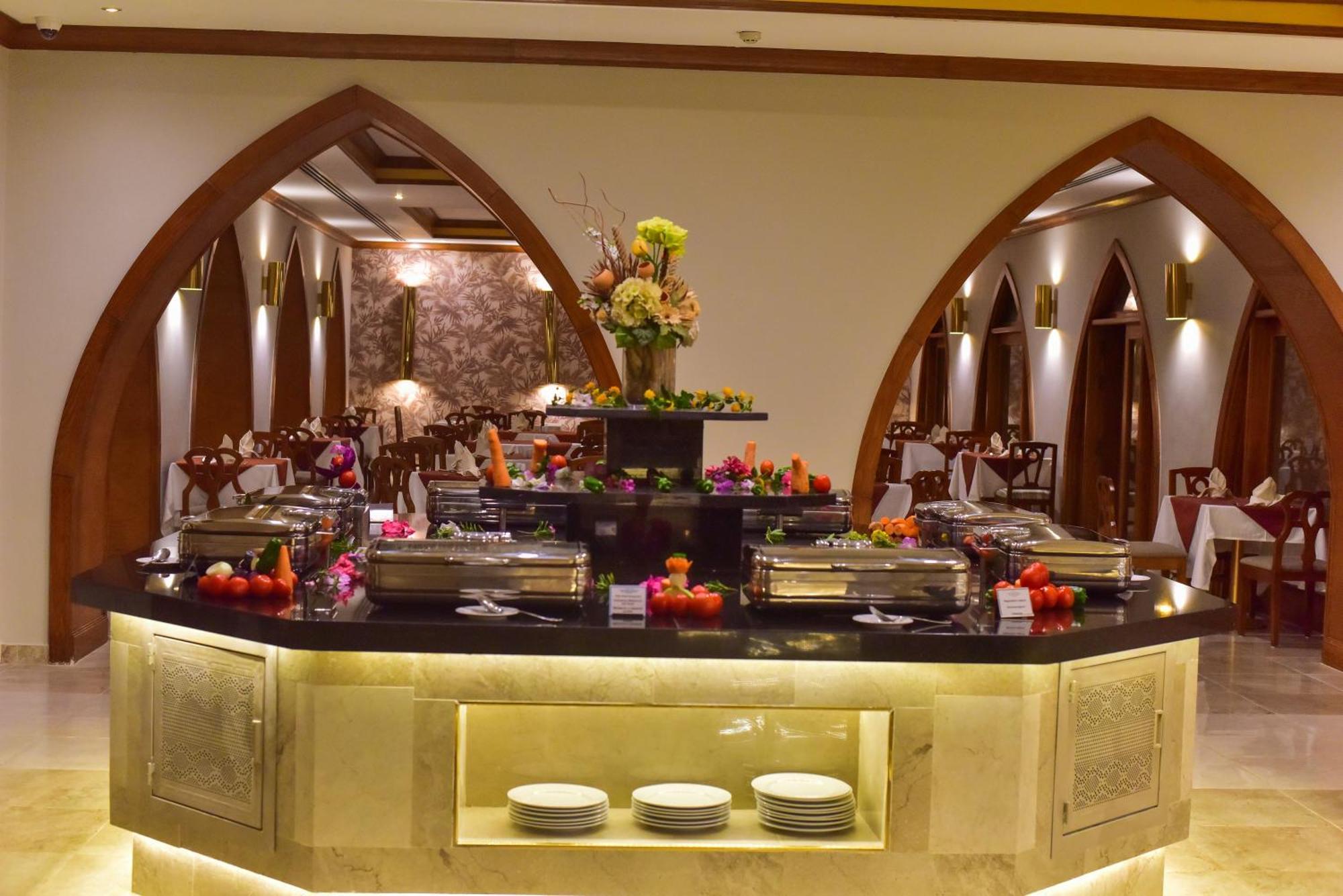 The Grand Hotel Sharm El Sheikh Exterior foto A buffet at a hotel
